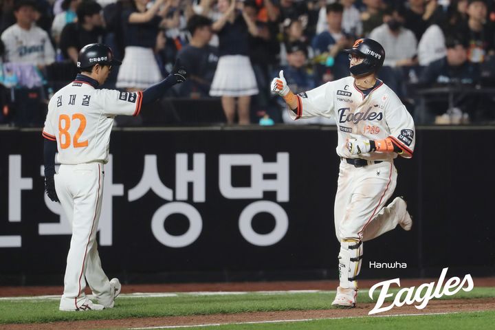 [서울=뉴시스] 프로야구 한화 이글스 채은성이 18일 대전 한화생명볼파크에서 열린 2025 신한 쏠뱅크 KBO리그 NC 다이노스와의 경기 7회 홈런을 치고 베이스를 돌고 있다. (사진=한화 이글스 제공) 2025.04.18. *재판매 및 DB 금지