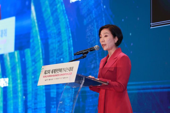 [서울=뉴시스] 오영주 중소벤처기업부 장관이 지난 17일(현지 시간) 미국 애틀란타에서 열린 세계한인비즈니스대회 개회식에서 축사를 하고 있다. (사진=중소벤처기업부 제공) 2025.04.21. photo@newsis.com *재판매 및 DB 금지