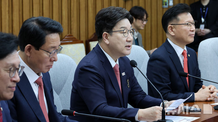 [서울=뉴시스] 조성우 기자 = 권성동(오른쪽 두 번째) 국민의힘 원내대표가 지난 18일 오전 서울 여의도 국회에서 열린 원내대책회의에서 발언하고 있다. 2025.04.18. xconfind@newsis.com