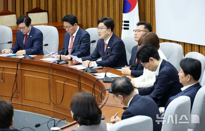 [서울=뉴시스] 조성우 기자 = 권성동(왼쪽 세 번째) 국민의힘 원내대표가 18일 오전 서울 여의도 국회에서 열린 원내대책회의에서 발언하고 있다. 2025.04.18. xconfind@newsis.com