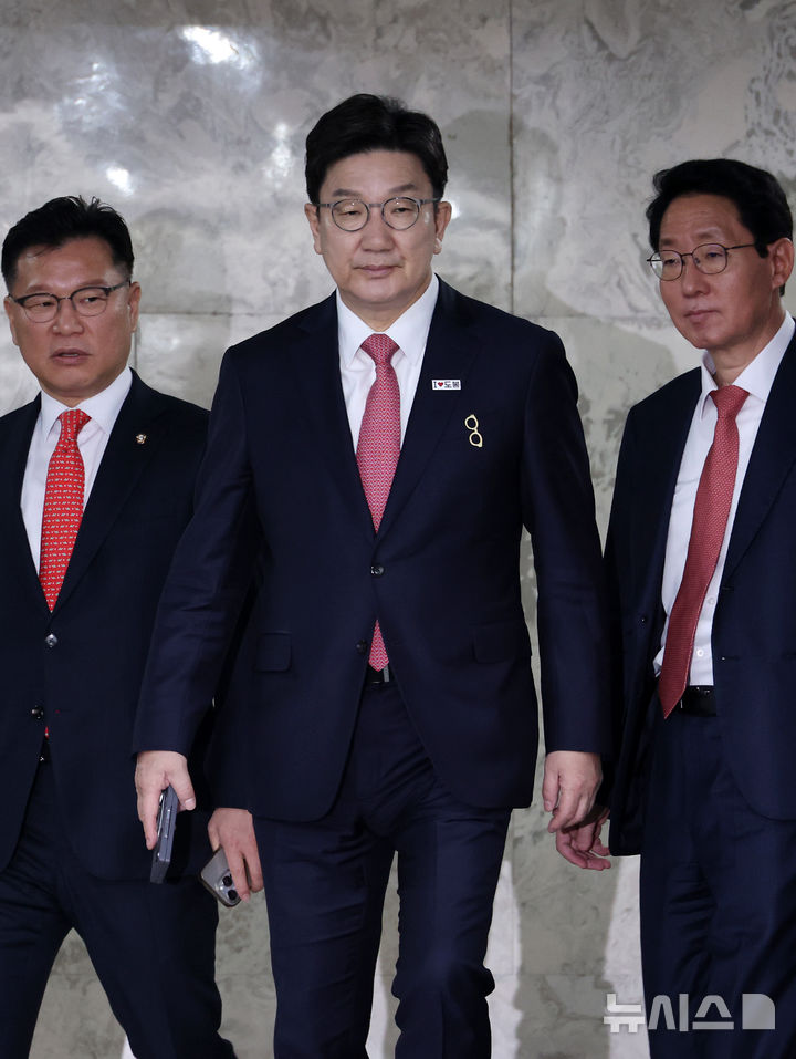 [서울=뉴시스] 조성우 기자 = 권성동(가운데) 국민의힘 원내대표 등 원내지도부가 18일 오전 서울 여의도 국회에서 열린 원내대책회의에 참석하고 있다. 2025.04.18. xconfind@newsis.com