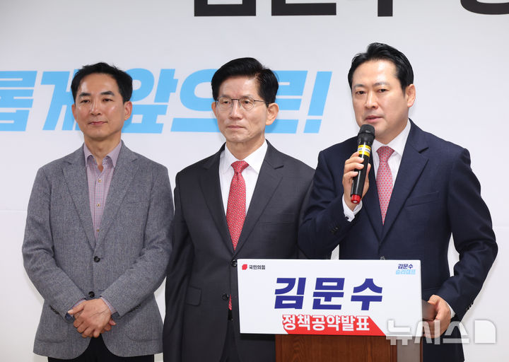 [서울=뉴시스] 고승민 기자 = 김문수 국민의힘 대선 경선 후보의 총괄선대본부장인 장동혁 의원이 18일 서울 여의도 캠프 사무실에서 열린 공약 발표 기자회견에서 인사말을 하고 있다. 2025.04.18. kkssmm99@newsis.com