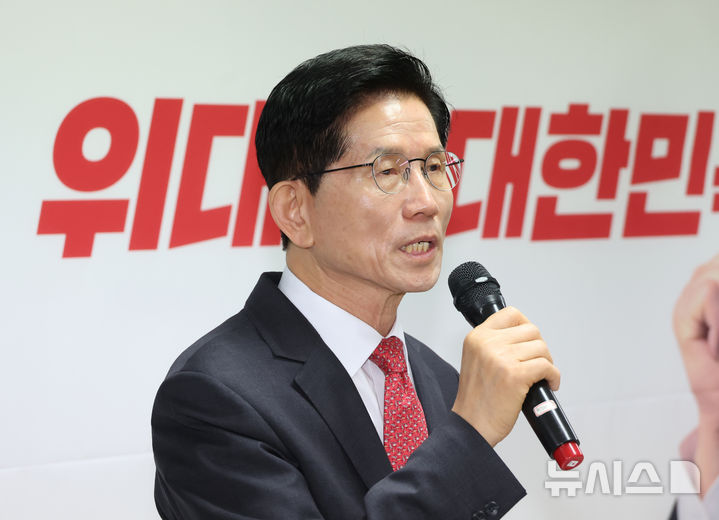 [서울=뉴시스] 고승민 기자 = 김문수 국민의힘 대선 경선 후보가 18일 서울 여의도 캠프 사무실에서 경제 분야 공약 관련 기자회견을 하고 있다. 2025.04.18. kkssmm99@newsis.com