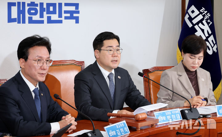 [서울=뉴시스] 조성우 기자 = 박찬대(가운데) 더불어민주당 당대표 직무대행 겸 원내대표가 18일 오전 서울 여의도 국회에서 열린 최고위원회의에서 발언하고 있다. 2025.04.18. xconfind@newsis.com