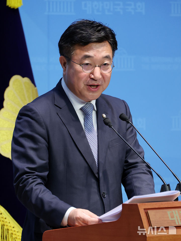 [서울=뉴시스] 조성우 기자 = 이재명 제21대 대통령 선거 더불어민주당 경선 후보 캠프 선거대책위원장인 윤호중 의원이 18일 오전 서울 여의도 국회 소통관에서 영남 지역 공약을 발표하고 있다. 2025.04.18. xconfind@newsis.com