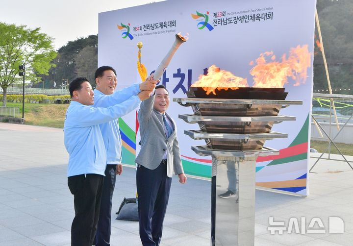 [장성=뉴시스] 17일 오전 전남 장성군 백암산 국기단에서 채화한 '제64회 전남체전' 성화가 11개 읍·면 구간과 장성호, 필암서원, 상무대를 거쳐 황룡정원 잔디광장 야외무대에 안치됐다. 안치식은 김한종 장성군수(가운데), 심민섭 장성군의회 의장, 윤시석 장성군체육회 회장이 함께했다. (사진=장성군 제공) 2025.04.18. photo@newsis.com *재판매 및 DB 금지