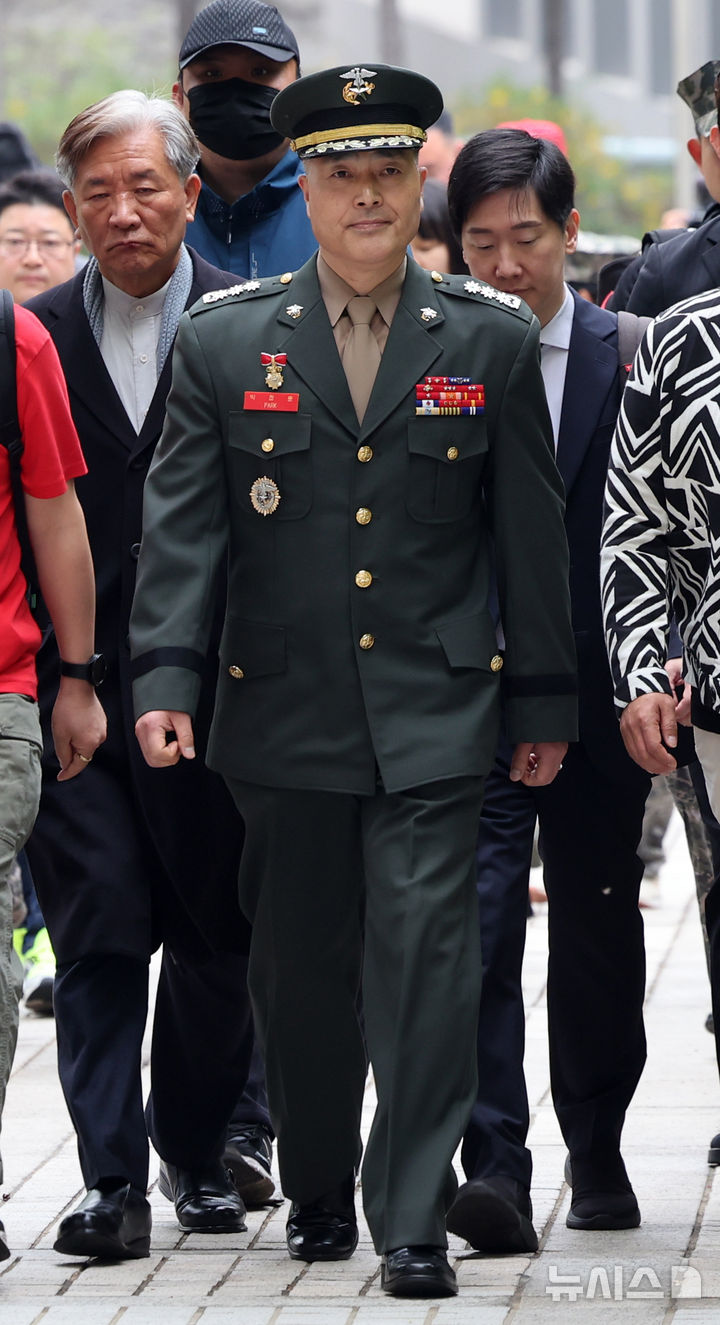 [서울=뉴시스] 김금보 기자 = 해병대원 순직 사고와 관련해 항명 등 혐의를 받는 박정훈 전 해병대 수사단장(대령)이 18일 서울 서초구 서울고등법원에서 열린 항소심 공판준비기일에 출석하고 있다. 2025.04.18. kgb@newsis.com