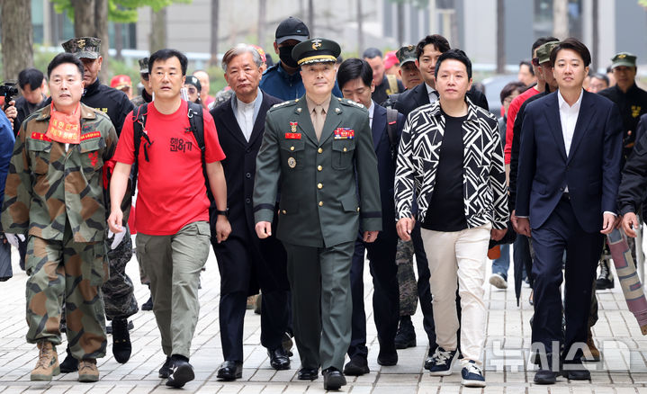 [서울=뉴시스] 김금보 기자 = 해병대원 순직 사고와 관련해 항명 등 혐의를 받는 박정훈 전 해병대 수사단장(대령)이 18일 서울 서초구 서울고등법원에서 열린 항소심 공판준비기일에 임태훈 군인권센터 소장, 이준석 개혁신당 대선 예비후보와 함께 출석하고 있다. 2025.04.18. kgb@newsis.com