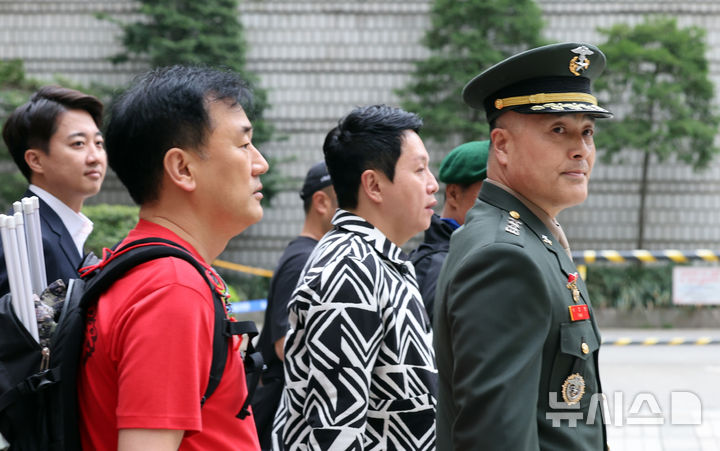 [서울=뉴시스] 김금보 기자 = 해병대원 순직 사고와 관련해 항명 등 혐의를 받는 박정훈 전 해병대 수사단장(대령)이 18일 서울 서초구 서울고등법원에서 열린 항소심 공판준비기일에 출석하고 있다. 2025.04.18. kgb@newsis.com