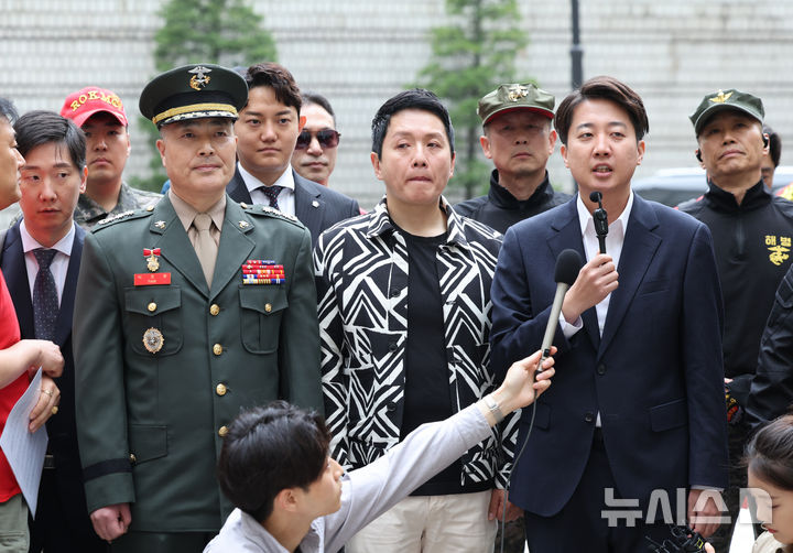 [서울=뉴시스] 김금보 기자 = 이준석 개혁신당 대선 예비후보가 18일 서울 서초구 서울고등법원에서 열린 박정훈 전 해병대 수사단장(대령)의 항명 등 혐의 항소심 공판준비기일 출석길 기자회견에서 발언을 하고 있다. 2025.04.18. kgb@newsis.com