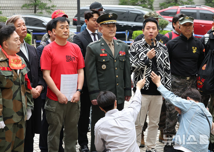 [서울=뉴시스] 김금보 기자 = 임태훈 군인권센터 소장이 18일 서울 서초구 서울고등법원에서 열린 박정훈 전 해병대 수사단장(대령)의 항명 등 혐의 항소심 공판준비기일 출석길 기자회견에서 발언을 하고 있다. 2025.04.18. kgb@newsis.com
