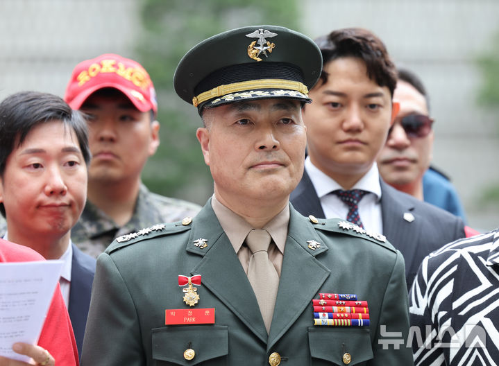 [서울=뉴시스] 김금보 기자 = 해병대원 순직 사고와 관련해 항명 등 혐의를 받는 박정훈 전 해병대 수사단장(대령)이 18일 서울 서초구 서울고등법원에서 열린 항소심 공판준비기일에 출석하고 있다. 2025.04.18. kgb@newsis.com
