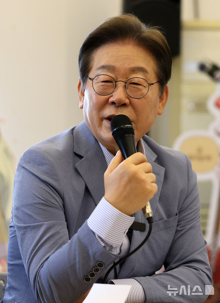 [대구=뉴시스] 이무열 기자 = 이재명 제21대 대통령 선거 더불어민주당 경선 후보가 18일 대구 북구 협동조합 소이랩에서 열린 K-콘텐츠 기업 간담회에서 발언하고 있다. 2025.04.18. lmy@newsis.com