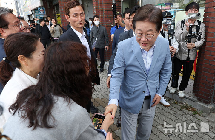 [대구=뉴시스] 이무열 기자 = 이재명 제21대 대통령 선거 더불어민주당 경선 후보가 18일 대구 북구 협동조합 소이랩에서 열린 K-콘텐츠 기업 간담회에 참석하기 전 지지자들과 인사하고 있다. 2025.04.18. lmy@newsis.com