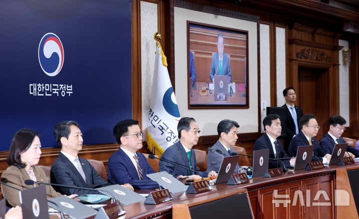 [서울=뉴시스] 조수정 기자 = 한덕수 대통령 권한대행 국무총리가 18일 정부서울청사에서 열린 추가경정예산안 심의 임시국무회의를 주재하고 있다. 2025.04.18. chocrystal@newsis.com