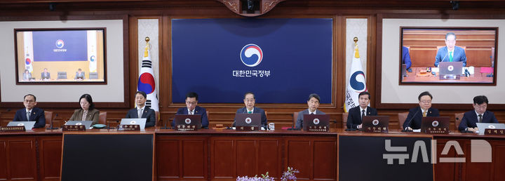 [서울=뉴시스] 조수정 기자 = 한덕수 대통령 권한대행 국무총리가 18일 정부서울청사에서 열린 추가경정예산안 심의 임시국무회의를 주재하고 있다. 2025.04.18. chocrystal@newsis.com