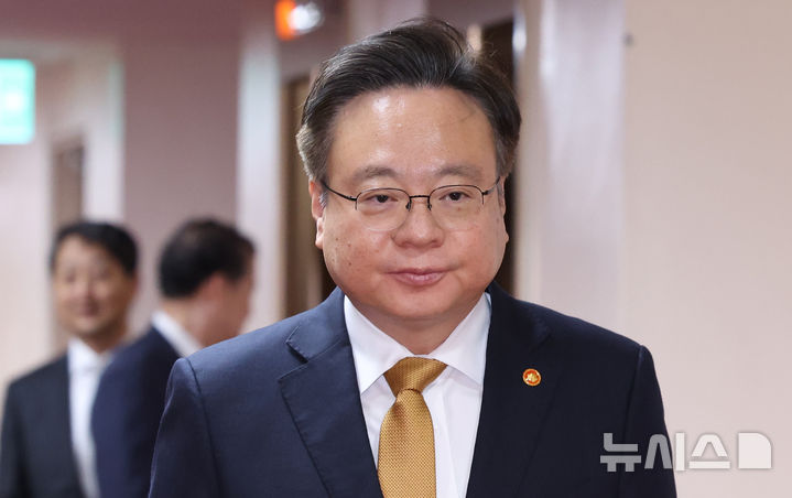 [서울=뉴시스] 조수정 기자 = 조규홍 보건복지부 장관이 지난달 18일 정부서울청사에서 열린 한덕수 대통령 권한대행 국무총리 주재 추가경정예산안 심의 임시국무회의에 입장하고 있다. 2025.04.18. chocrystal@newsis.com