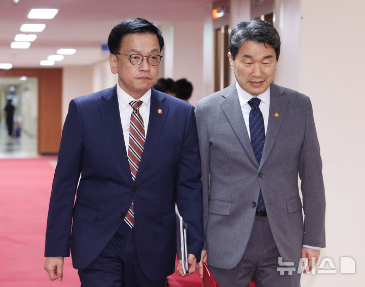[서울=뉴시스] 조수정 기자 = 최상목(왼쪽) 경제부총리 겸 기획재정부 장관과 이주호 사회부총리 겸 교육부 장관이 18일 정부서울청사에서 열린 한덕수 대통령 권한대행 국무총리 주재 추가경정예산안 심의 임시국무회의에 입장하고 있다. 2025.04.18. chocrystal@newsis.com