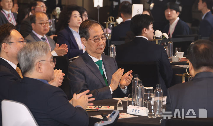 [서울=뉴시스] 조수정 기자 = 한덕수 대통령 권한대행 국무총리가 18일 서울 페어몬트 앰배서더 호텔에서 열린 장애인의 날 기념식에서 박수치고 있다.(대통령실통신사진기자단) 2025.04.18. chocrystal@newsis.com