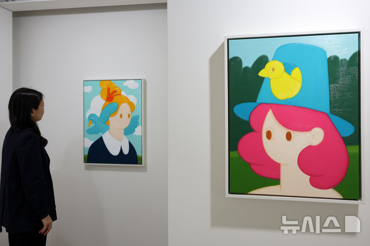 [서울=뉴시스] 박진희 기자 = 호리아트스페이스는 삼청동 이전 첫번째 전시인 임희조 개인전 '서툰행복'을 18일 서울 종로구 삼청동 호리아트스페이스에서 개최하고 30점의 회화 작품을 선보인다. 2025.04.18. pak7130@newsis.com