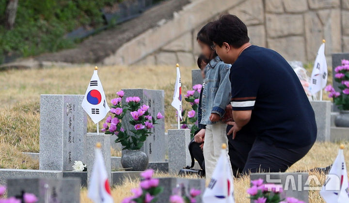 [서울=뉴시스] 김혜진 기자 = 4.19 혁명 기념일을 하루 앞둔 18일 오전 서울 강북구 국립 4.19민주묘지에서 유족이 묘역을 살피고 있다. 2025.04.18. jini@newsis.com