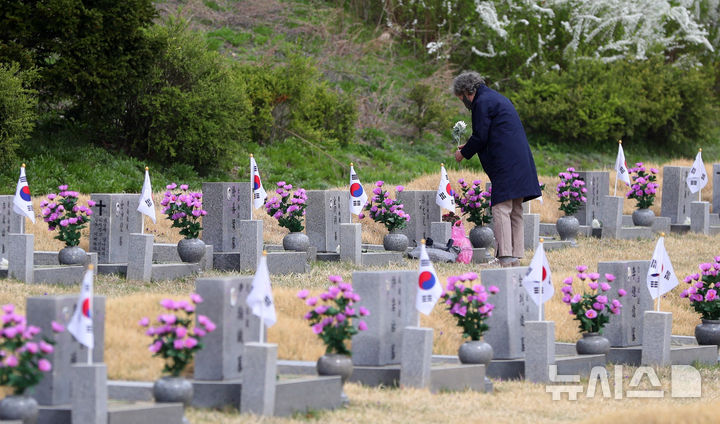 [서울=뉴시스] 김혜진 기자 = 4.19 혁명 기념일을 하루 앞둔 18일 오전 서울 강북구 국립 4.19민주묘지에서 유족이 참배하고 있다. 2025.04.18. jini@newsis.com