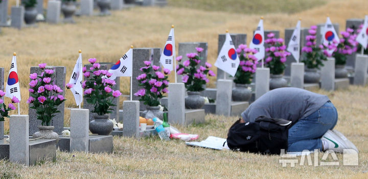 [서울=뉴시스] 김혜진 기자 = 4.19 혁명 기념일을 하루 앞둔 18일 오전 서울 강북구 국립 4.19민주묘지에서 유족이 참배하고 있다. 2025.04.18. jini@newsis.com
