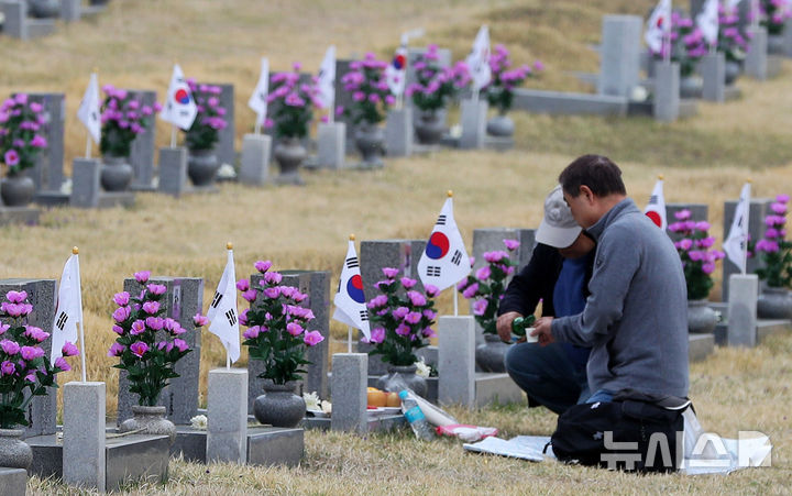 [서울=뉴시스] 김혜진 기자 = 4.19 혁명 기념일을 하루 앞둔 18일 오전 서울 강북구 국립 4.19민주묘지에서 유족이 참배하고 있다. 2025.04.18. jini@newsis.com
