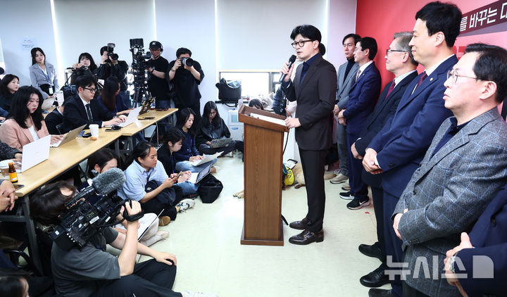 [서울=뉴시스] 고승민 기자 = 한동훈 국민의힘 대선 경선 후보가 18일 서울 여의도 캠프 사무실에서 2025.04.18. (공동취재) photo@newsis.com