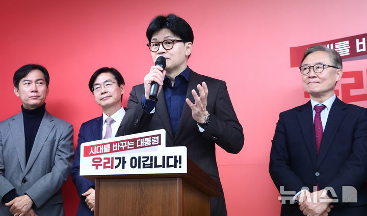 [서울=뉴시스] 고승민 기자 = 한동훈 국민의힘 대선 경선 후보가 18일 서울 여의도 캠프 사무실에서 2025.04.18. (공동취재) photo@newsis.com