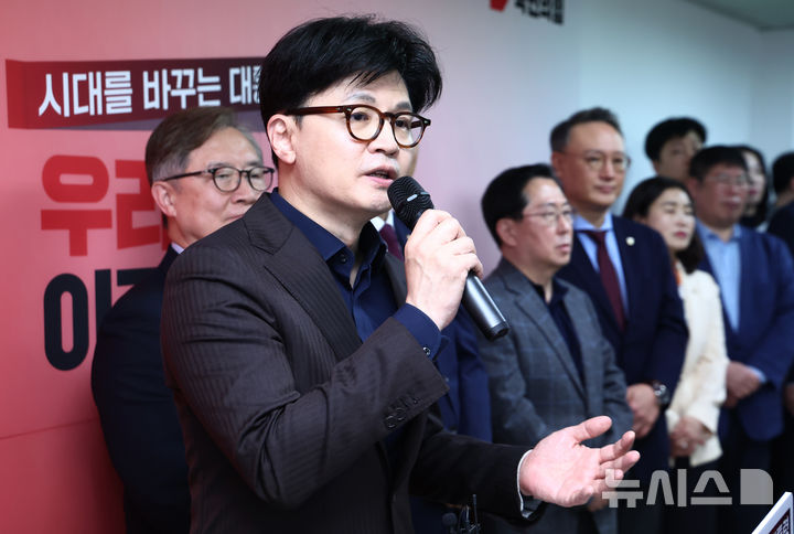 [서울=뉴시스] 고승민 기자 = 한동훈 국민의힘 대선 경선 후보가 18일 서울 여의도 캠프 사무실에서 2025.04.18. (공동취재) photo@newsis.com