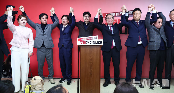 [서울=뉴시스] 고승민 기자 = 한동훈 국민의힘 대선 경선 후보가 18일 서울 여의도 캠프 사무실에서 최재형, 조경태 캠프 공동선대위원장 등과 기념촬영을 하고 있다. 2025.04.18. (공동취재) photo@newsis.com
