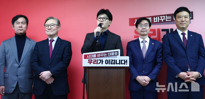[서울=뉴시스] 고승민 기자 = 한동훈 국민의힘 대선 경선 후보가 18일 서울 여의도 캠프 사무실에서 2025.04.18. (공동취재) photo@newsis.com