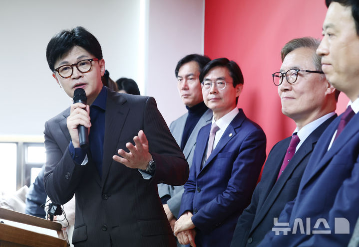 [서울=뉴시스] 고승민 기자 = 한동훈 국민의힘 대선 경선 후보가 18일 서울 여의도 캠프 사무실에서 2025.04.18. (공동취재) photo@newsis.com