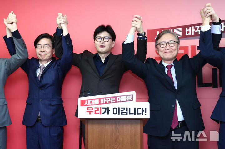 [서울=뉴시스] 고승민 기자 = 한동훈 국민의힘 대선 경선 후보가 18일 서울 여의도 캠프 사무실에서 최재형, 조경태 캠프 공동선대위원장 등과 기념촬영을 하고 있다. 2025.04.18. (공동취재) photo@newsis.com