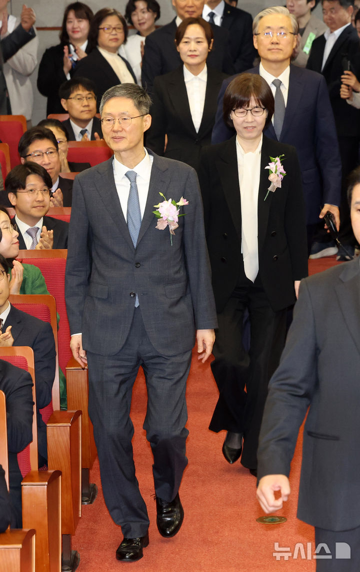 [서울=뉴시스] 김명년 기자 = 문형배 헌법재판소장 권한대행과 이미선 헌법재판관이 18일 오전 서울 종로구 헌법재판소에서 열린 퇴임식에 입장하고 있다. 2025.04.18. kmn@newsis.com