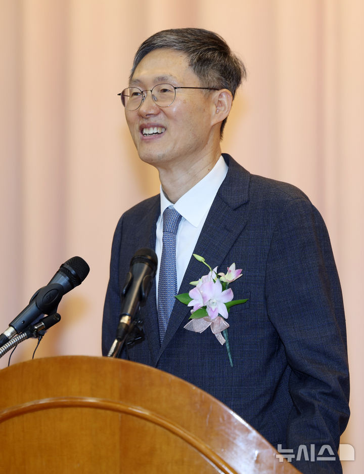 [서울=뉴시스] 김명년 기자 = 문형배 헌법재판소장 권한대행이 18일 오전 서울 종로구 헌법재판소에서 열린 퇴임식에서 퇴임사하고 있다. 2025.04.18. kmn@newsis.com