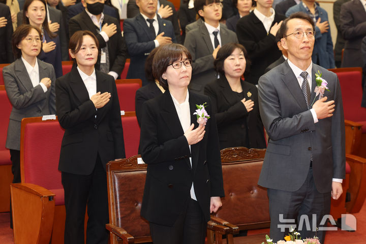 [서울=뉴시스] 김명년 기자 = 이미선 헌법재판관이 18일 오전 서울 종로구 헌법재판소에서 열린 퇴임식에서 국민의례하고 있다. 2025.04.18. kmn@newsis.com