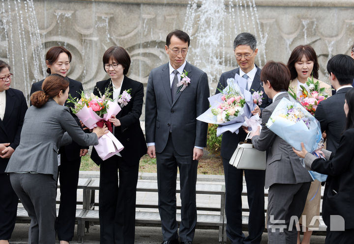 [서울=뉴시스] 김명년 기자 = 문형배 헌법재판소장 권한대행과 이미선 헌법재판관이 18일 오전 서울 종로구 헌법재판소에서 열린 퇴임식 후 기념촬영에서 꽃다발을 전달받고 있다. 2025.04.18. kmn@newsis.com
