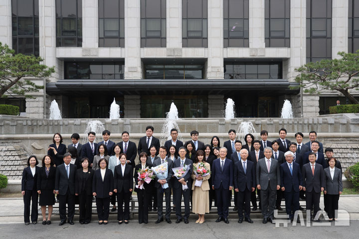 [서울=뉴시스] 김명년 기자 = 문형배 헌법재판소장 권한대행과 이미선 헌법재판관이 18일 오전 서울 종로구 헌법재판소에서 열린 퇴임식 후 재판관들 및 직원들과 기념촬영하고 있다. 2025.04.18. kmn@newsis.com