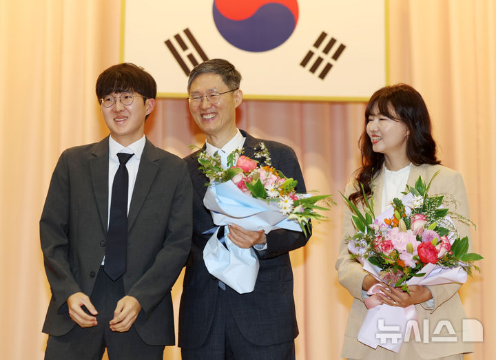 [서울=뉴시스] 김명년 기자 = 문형배 헌법재판소장 권한대행이 18일 오전 서울 종로구 헌법재판소에서 열린 퇴임식에서 꽃다발을 받고 환하게 웃고있다. 2025.04.18. kmn@newsis.com