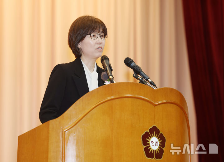 [서울=뉴시스] 김명년 기자 = 이미선 헌법재판관이 18일 오전 서울 종로구 헌법재판소에서 열린 퇴임식에서 퇴임사를 하고 있다. 2025.04.18. kmn@newsis.com