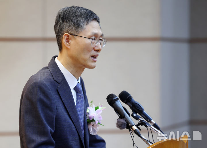 [서울=뉴시스] 김명년 기자 = 문형배 헌법재판소장 권한대행이 18일 오전 서울 종로구 헌법재판소에서 열린 퇴임식에서 퇴임사하고 있다. 2025.04.18. kmn@newsis.com