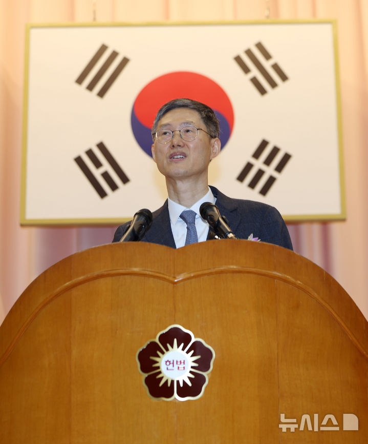 [서울=뉴시스] 김명년 기자 = 문형배 헌법재판소장 권한대행이 18일 오전 서울 종로구 헌법재판소에서 열린 퇴임식에서 퇴임사하고 있다. 2025.04.18. kmn@newsis.com