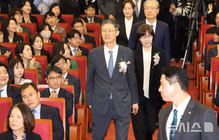 [서울=뉴시스] 김명년 기자 = 문형배 헌법재판소장 권한대행과 이미선 헌법재판관이 18일 오전 서울 종로구 헌법재판소에서 열린 퇴임식에 입장하고 있다. 2025.04.18. kmn@newsis.com