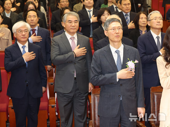 [서울=뉴시스] 김명년 기자 = 문형배 헌법재판소장 권한대행이 18일 오전 서울 종로구 헌법재판소에서 열린 퇴임식에서 국민의례하고 있다. 2025.04.18. kmn@newsis.com