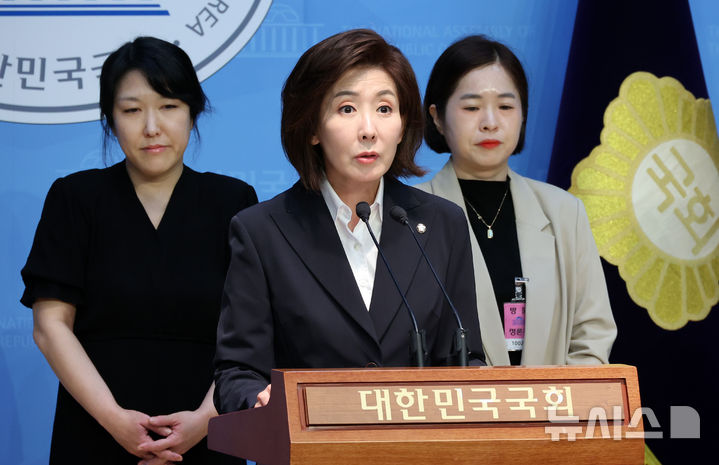 [서울=뉴시스] 조성우 기자 = 나경원 제21대 대통령 선거 국민의힘 경선 후보가 18일 오전 서울 여의도 국회 소통관에서 공정사회학부모연대, 교육바로세우기운동본부 등 학부모단체와 함께 교육 공약을 발표하고 있다. 2025.04.18. xconfind@newsis.com