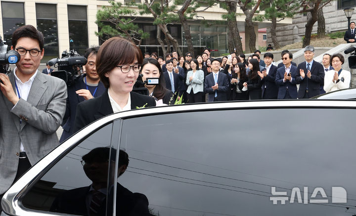 [서울=뉴시스] 김명년 기자 = 이미선 헌법재판관이 18일 오전 서울 종로구 헌법재판소에서 열린 퇴임식을 마치고 환송을 받으며 떠나고 있다.(공동취재) 2025.04.18. kmn@newsis.com