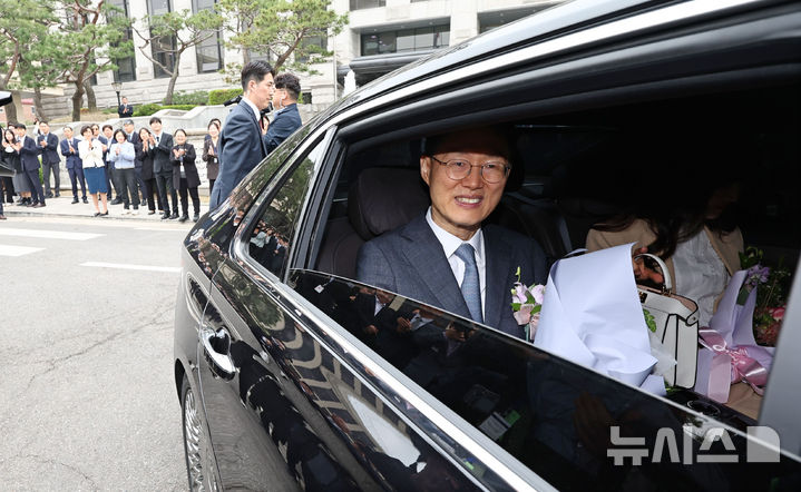 [서울=뉴시스] 김명년 기자 = 문형배 헌법재판소장 권한대행이 18일 오전 서울 종로구 헌법재판소에서 열린 퇴임식을 마치고 환송을 받으며 떠나고 있다.(공동취재) 2025.04.18. kmn@newsis.com