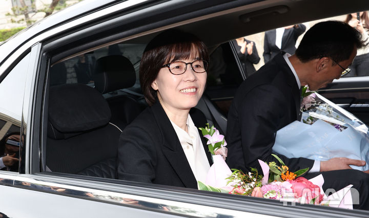 [서울=뉴시스] 김명년 기자 = 이미선 헌법재판관이 18일 오전 서울 종로구 헌법재판소에서 열린 퇴임식을 마치고 환송을 받으며 떠나고 있다.(공동취재) 2025.04.18. kmn@newsis.com